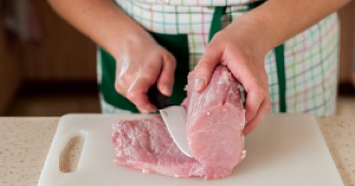 لحم الخنزير محلية الصنع ورغيف لحم الدجاج مع الثوم