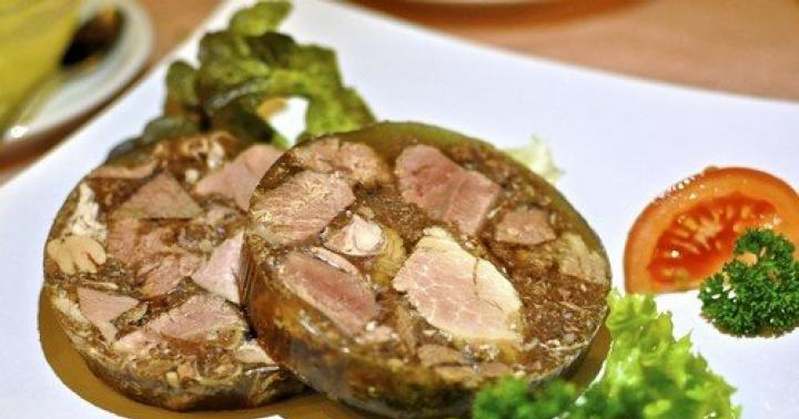 Mięso w galarecie: najlepsze przepisy i wskazówki kulinarne